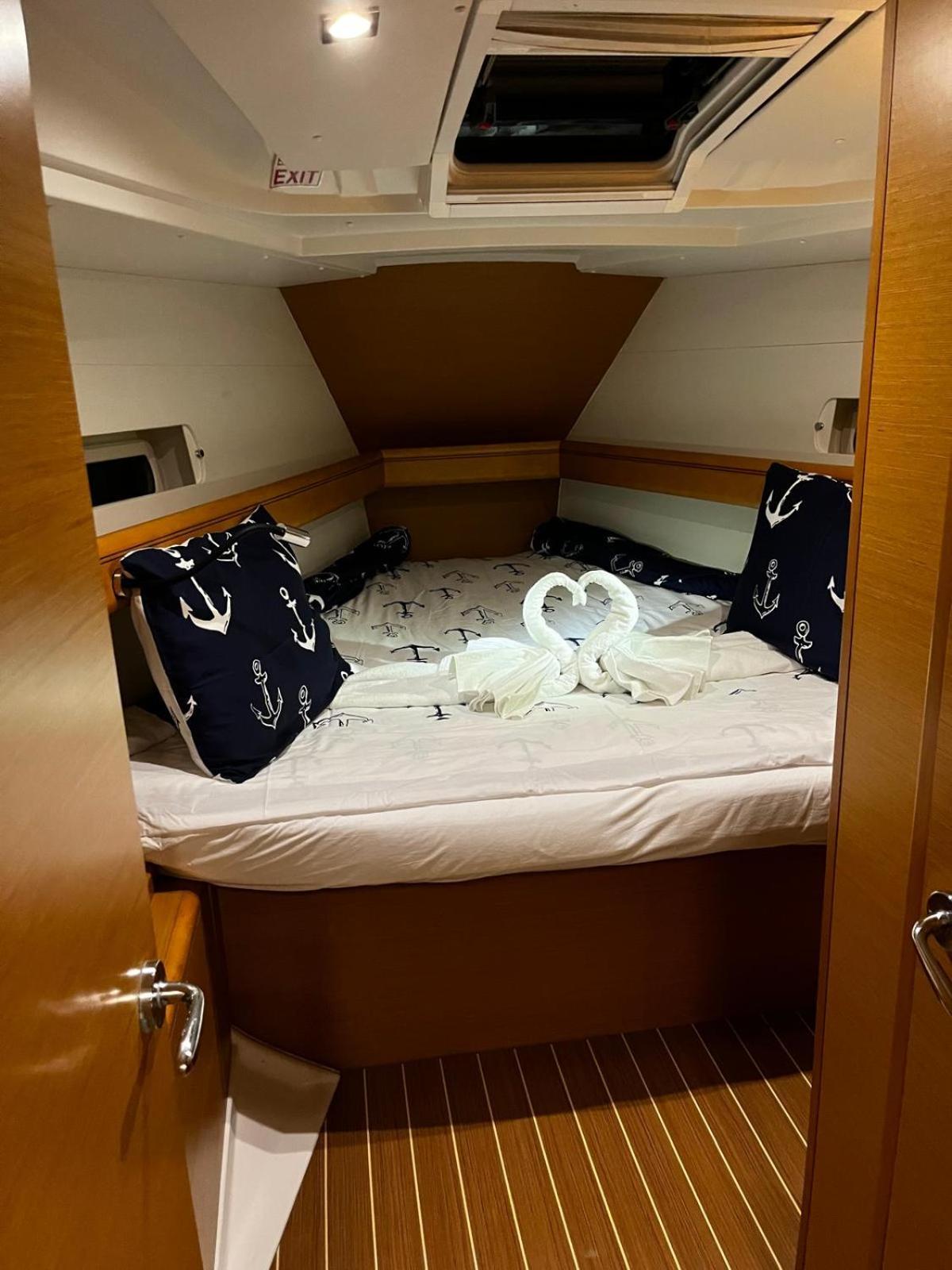 Sleep Aboard A Modern Sailboat In Oeiras Hotel Exterior photo