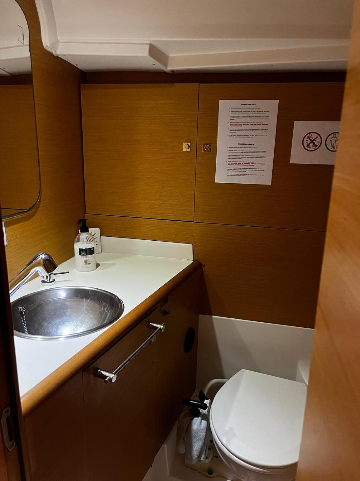 Sleep Aboard A Modern Sailboat In Oeiras Hotel Exterior photo