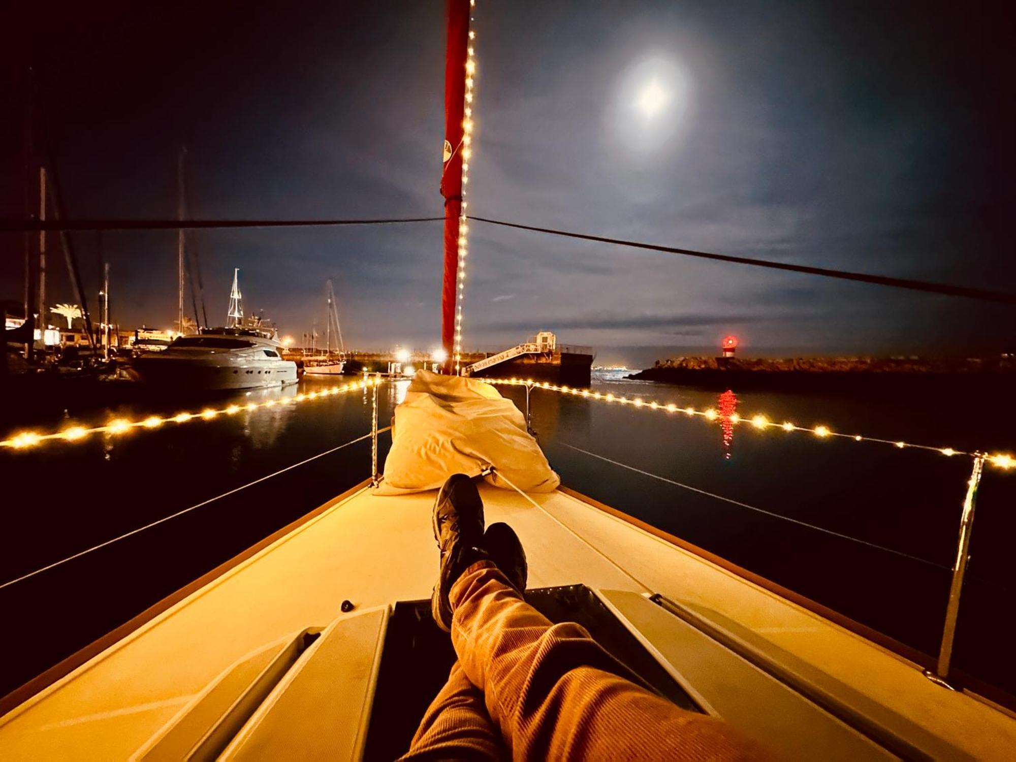 Sleep Aboard A Modern Sailboat In Oeiras Hotel Exterior photo