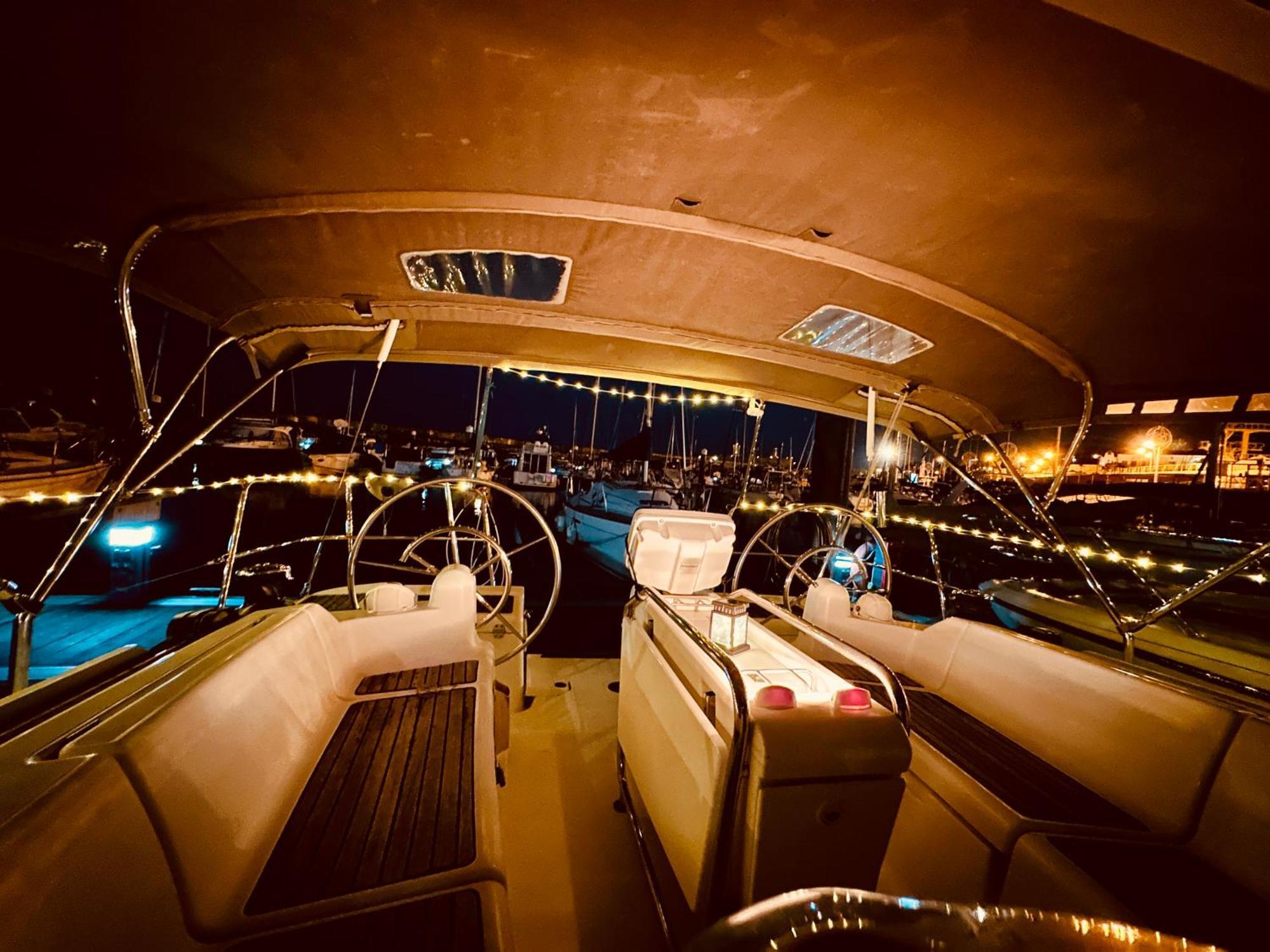 Sleep Aboard A Modern Sailboat In Oeiras Hotel Exterior photo