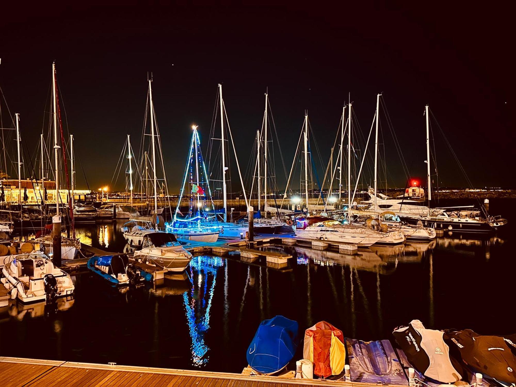 Sleep Aboard A Modern Sailboat In Oeiras Hotel Exterior photo