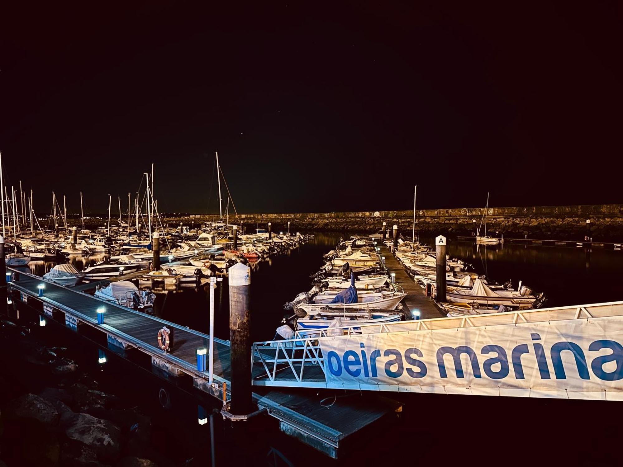 Sleep Aboard A Modern Sailboat In Oeiras Hotel Exterior photo